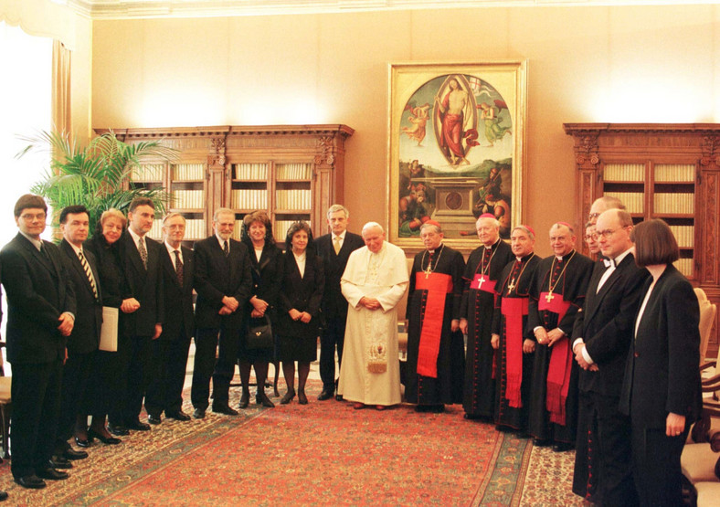 Delegacje Stolicy Apostolskiej i Rzeczypospolitej Polskiej wymieniły w Watykanie dokumenty ratyfikacyjne konkordatu, 28 lipca 1993 r.