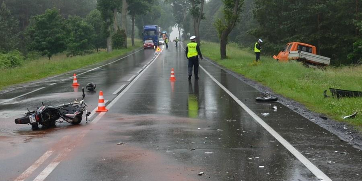 Motorowerzysta zginął po zderzeniu z samochodem dostawczym w Bytoni