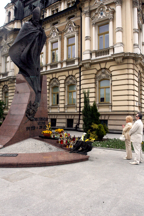 Pomnik papieża Jana Pawła II. Fotografia dzięki uprzejmości Stanisława Śmierciaka