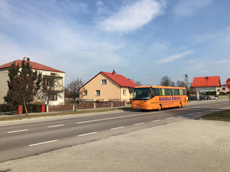 Gmina Aleksandrów – autobus szkolny na głównej drodze