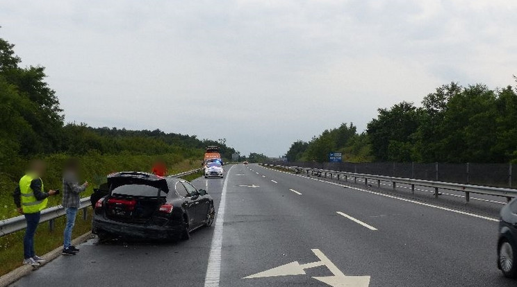 Biliárdgolyóként pattogott a kocsi a szalagkorlátok között / Fotó: Police.hu