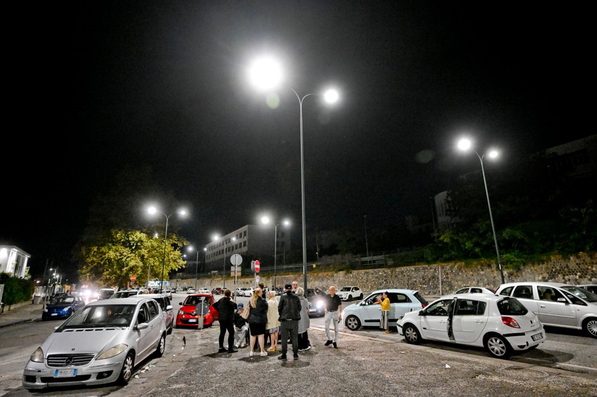 Ljudi su istrčali na ulice u strahu