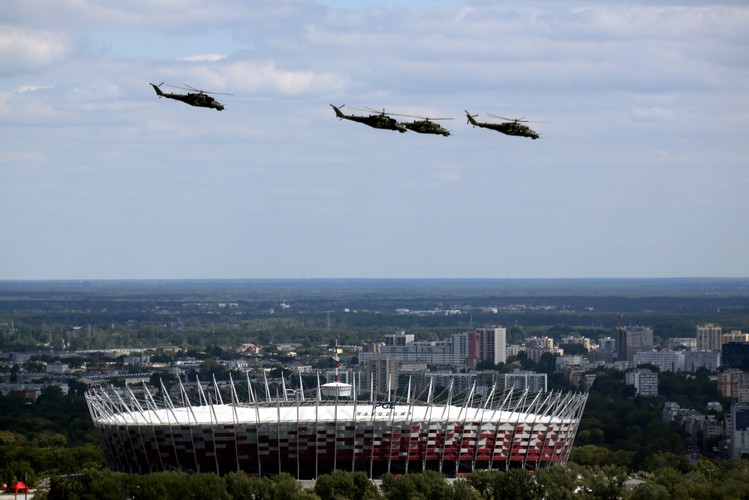 Przelot śmigłowców nad stadionem narodowym