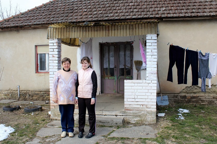 Vodu uzimaju iz bunara čak i kada nije ispravna, kupaju se u koritu