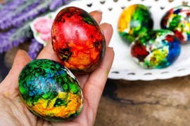 Farbanje jaja folijom je NAJJEDNOSTAVNIJA TEHNIKA, izgledaju kao umetnička dela, a toliko je lako da će u procesu uživati i deca