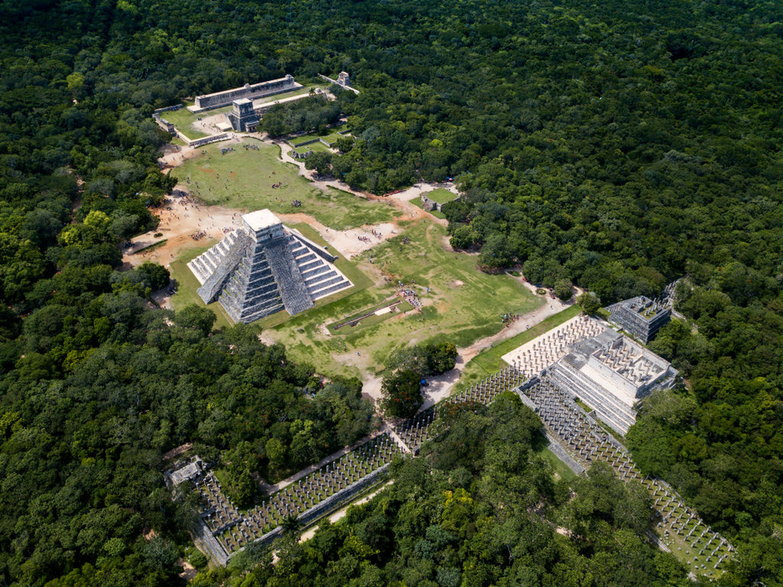 Miasto Chichén Itzá widziane z lotu ptaka. fot. VW Pics/Contributor/Getty Images