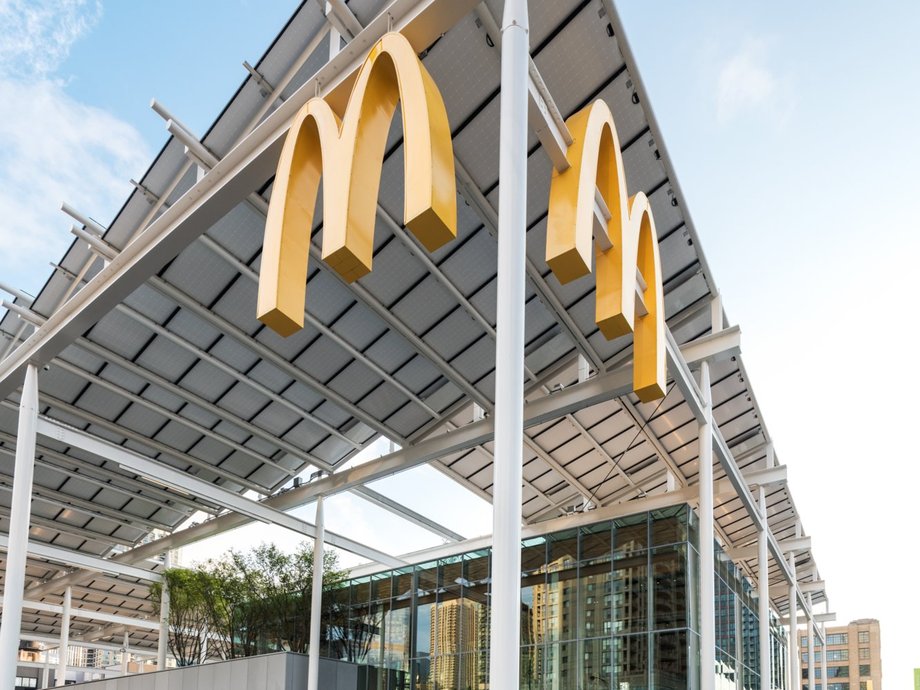 Restauracja ma oczywiście słynne logo w postaci charakterystycznej złotej litery M (tzw. Golden Arches). Lokal jest otwarty 24 godziny na dobę, przez siedem dni w tygodniu. 
