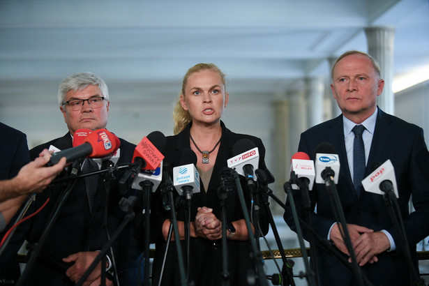 Posłowie KO: Czesław Mroczek (P), Barbara Nowacka (C) i Maciej Lasek (L) na konferencji prasowej w Sejmie w Warszawie