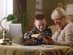 Jak się porozumieć, by się zrozumieć? Językowe konflikty międzypokoleniowe okiem ekspertki