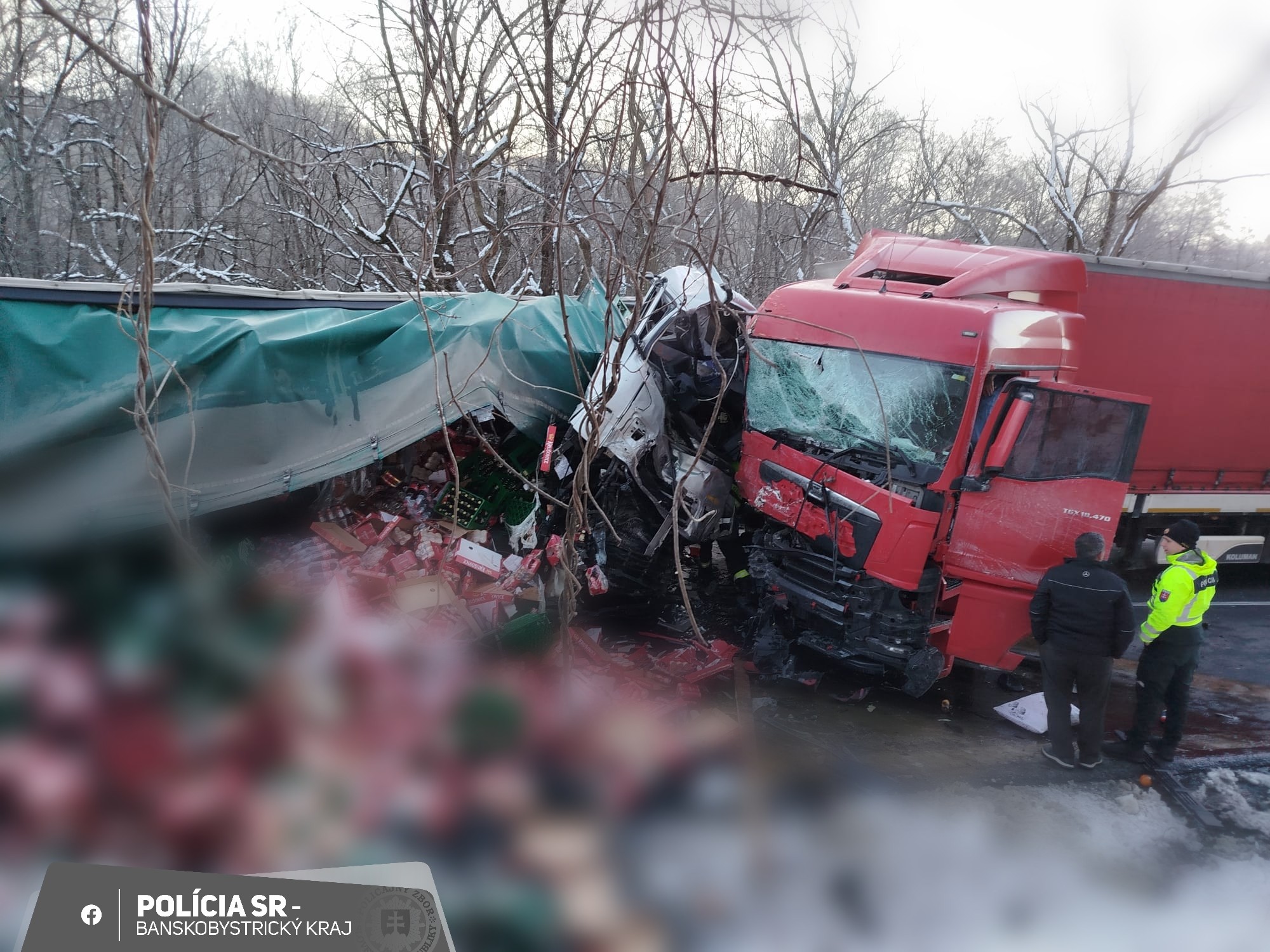 K vážnej dopravnej nehode kamiónov došlo medzi Krupinou a Zvolenom. 