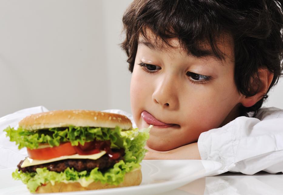 Figyeljünk oda, mit, és mennyit eszik a gyerek / Fotó: Shutterstock