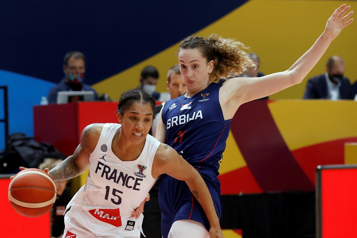 Francuzka Gabby Williams (L) w starciu z Serbką Aleksandrą Crvendakić (P) podczas meczu finałowego