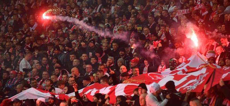 Wiadomo, dlaczego kibice rzucili race na boisko. PZPN skomentował skandal na PGE Narodowym