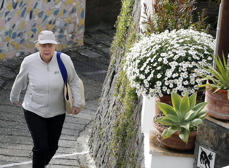 Oblačno je, ali i takvo vreme je pogodno za šetnju: Angela Merkel na Iskiji
