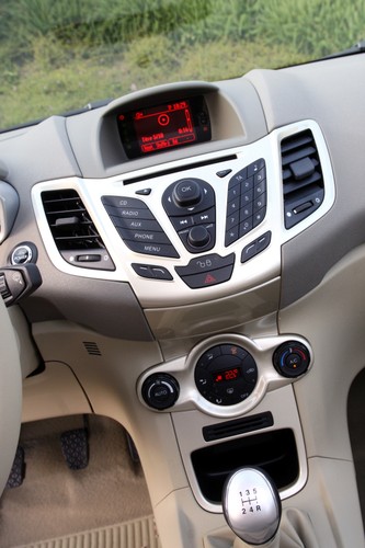 Przyciski i układ konsoli środkowej niczym z płaskiej klawiatury telefonu komórkowego