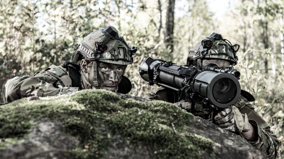 Symulator granatnika Carl-Gustaf podczas zajęć poligonowych.