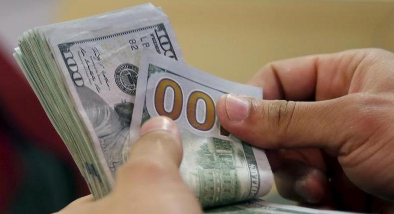 A customer counts his U.S. dollar money in a bank in Cairo, Egypt  March 10, 2016.  REUTERS/Amr Abdallah Dalsh