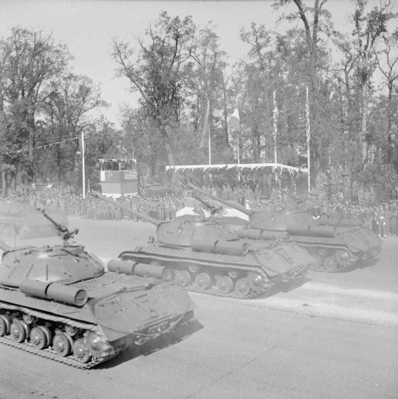 Radzieckie czołgi IS-3 w czasie defilady na ulicach Berlina, 7 września 1945 r.