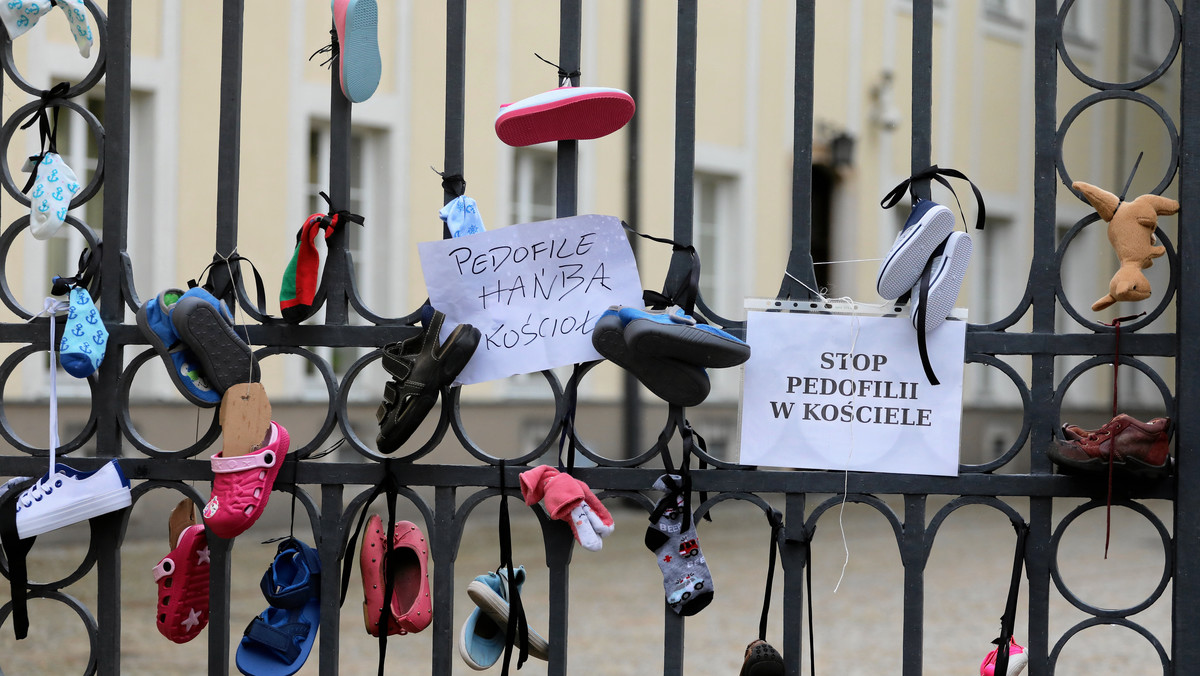 Buciki na bramie Domu Arcybiskupów Warszawskich 