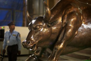 Dobre dane z amerykańskiego przemysłu. Facebook zyskuje 30 proc.