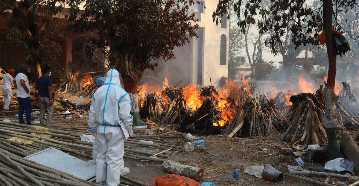 Indie, New Delhi. Kremacje ofiar COVID-19