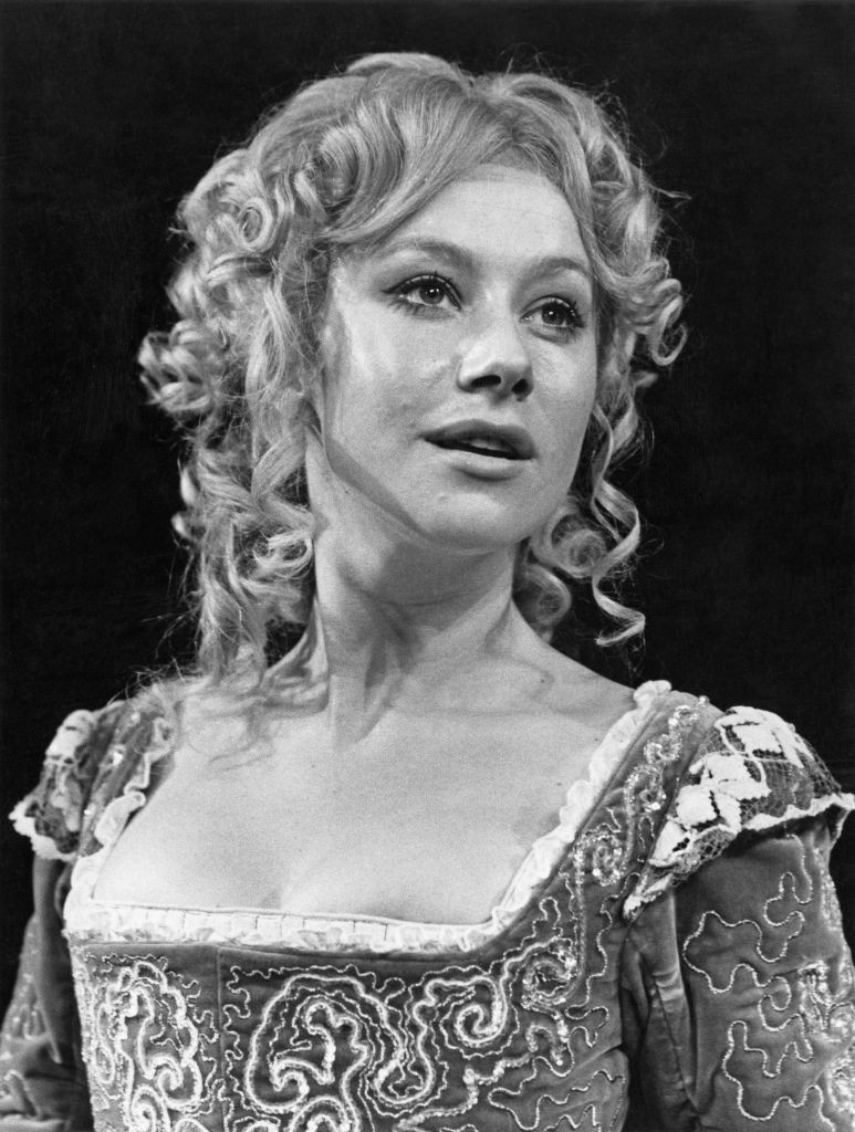 Helen Mirren egy szerep kedvéért korhű jelmezbe bújt 1969 környékén. Göndör hajjal is gyönyörű! 