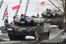 Zamiast 800 plus Polacy zapłacą podatek wojenny? Pomysł na tykającą bombę w budżecie państwa zaskakuje