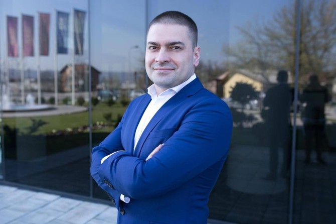Dr Bojan Kozomora: Smatra se da pojedine vrste hroničnih upala kapaka i oka, blefaritis i konjunktivitis, mogu da nastanu zbog postojanja viška kože gornjih kapaka
