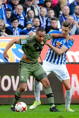 Piłkarz Lecha Poznań Szymon Pawłowski (L) i Artur Jędrzejczyk (P) z Legii Warszawa