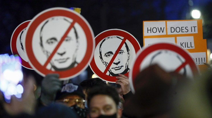 Tüntetés az orosz kémbanknál a háború ellen és Európa mellett/Fotó: Fuszek Gábor
