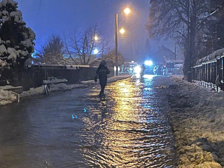 Awaria rurociągu w Goczałkowicach - ul. Źródlana - 14.12.2022 · fot. pless.pl