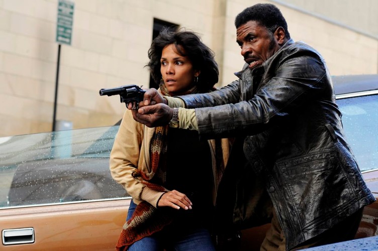 Halle Berry i Keith David w filmie 'Atlas chmur'