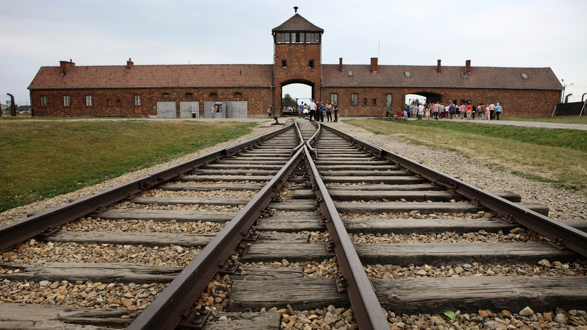 Auschwitz: Marsz Żywych w byłym niemieckim obozie