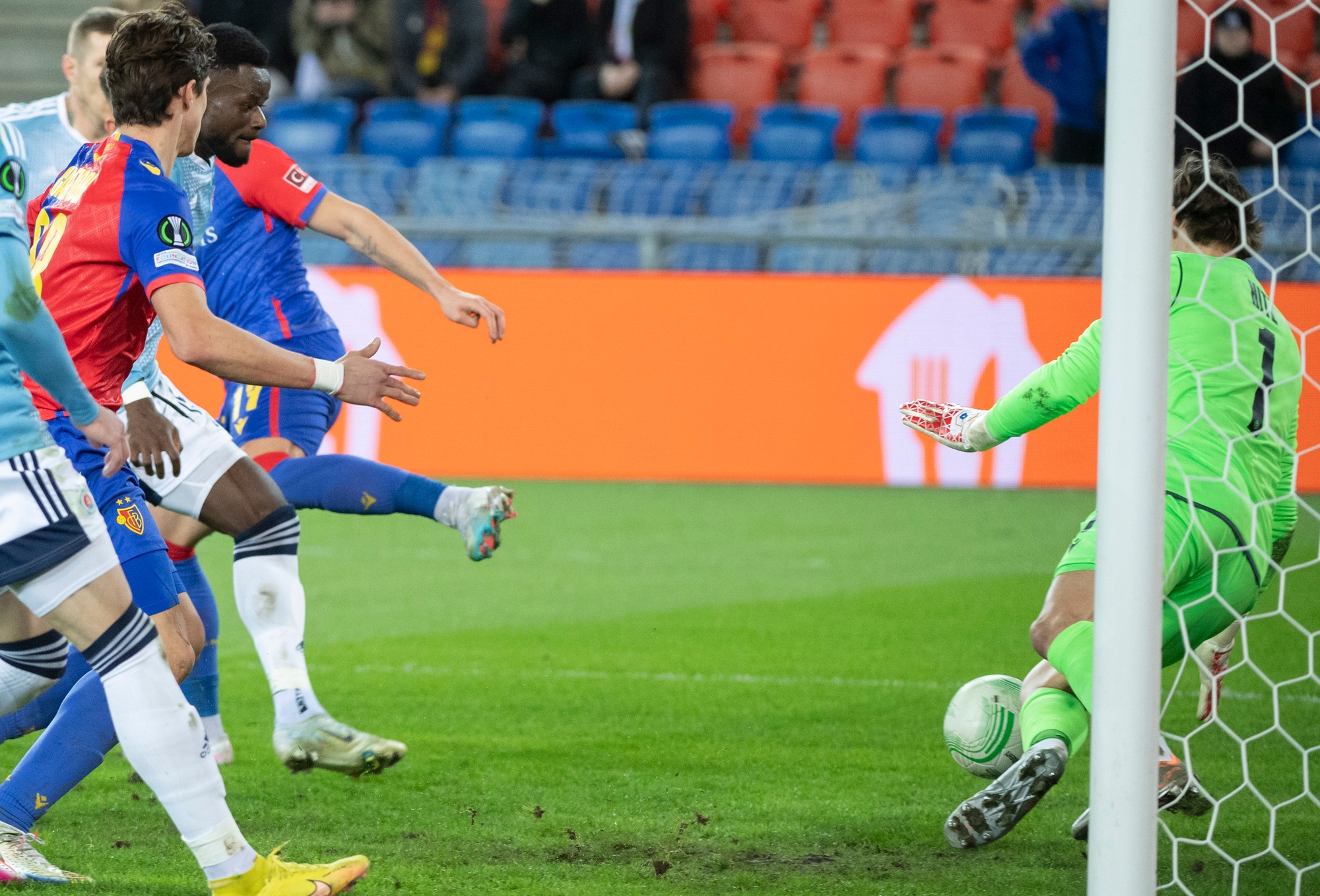 Druhý zľava Malik Abubakari (Slovan) v šanci, vľavo Riccardo Calariori a vpravo brankár Marwin Hitz (obaja FC Bazilej).