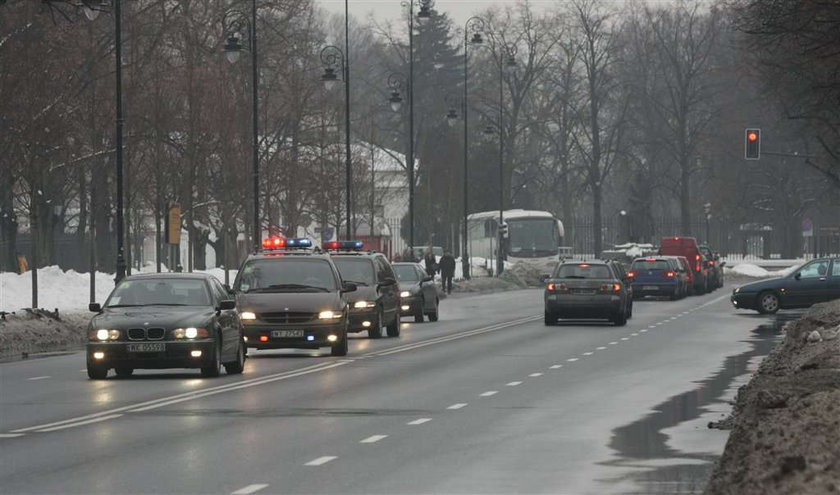 Won z drogi, bo władza jedzie!