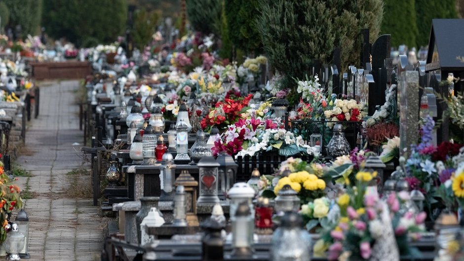 Grabarze wpadli do grobu dzieci. W ciężkim stanie trafili do szpitala