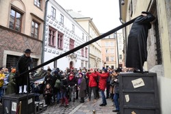 Bracia Janiccy po raz 28. wystąpili jako "żywe pomniki" na Kanoniczej. Zobacz Dwóch Chasydów ku pamięci Tadeusza Kantora