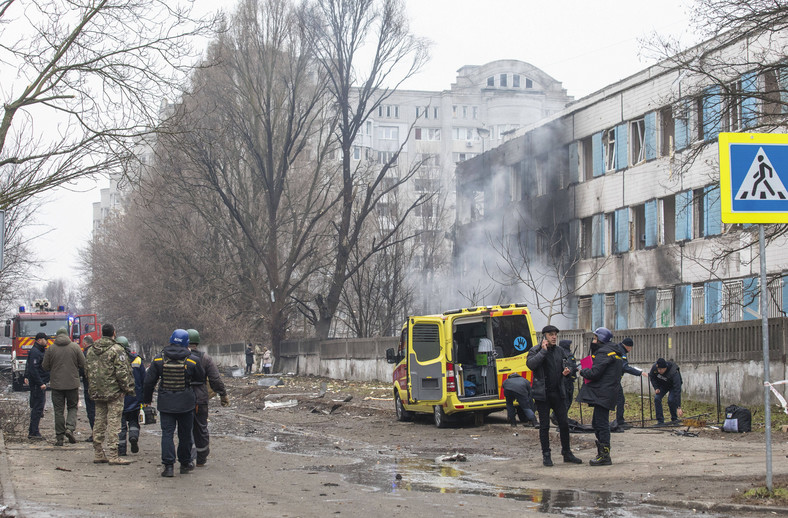 Ukraińscy urzędnicy i ratownicy w miejscu nocnego ataku rakietowego na szpital położniczy w Dnieprze w południowo-wschodniej Ukrainie, 29 grudnia 2023 r.