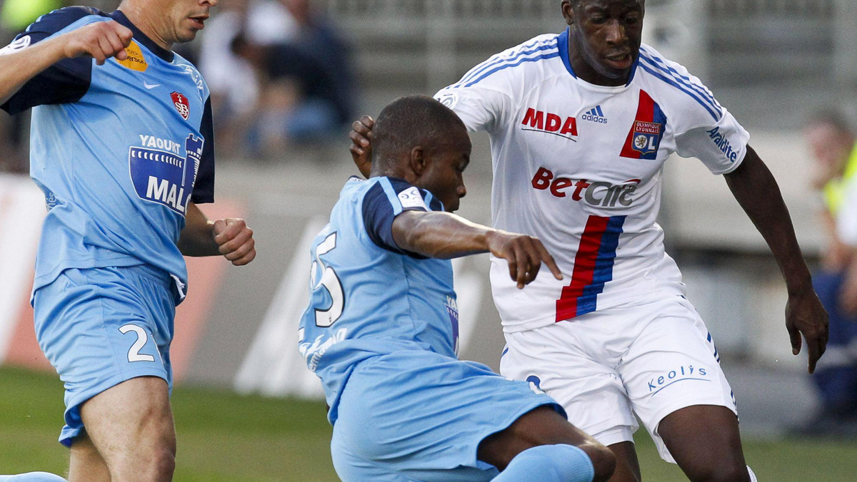 Pochodzący z Senegalu piłkarz reprezentacji Francji i Olympique Lyon Aly Cissokho nie zagra we wtorkowym meczu Ligi Mistrzów przeciwko Schalke 04. Przedłuża się bowiem leczenie mięśnia uda lewego obrońcy.
