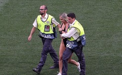 Półnaga wbiegła na boisko, przerywając finał Ligi Mistrzów w Madrycie. Kim jest Kinsey Wolanski? [FOTO]