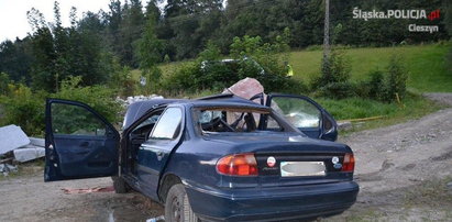 Uciekał przed policją, wbił się autem w głaz. Zdjęcia