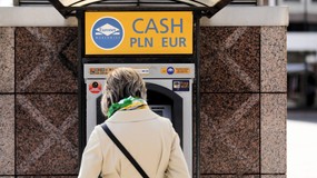 Polşada Bankomatlardan Kütləvi Nağd Pul Çıxarışı Artır