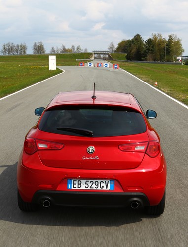 Alfa Romeo Giulietta 1750 TBI/235 KM w wersji Quadrifoglio Verde, czyli Monica Bellucci na torze