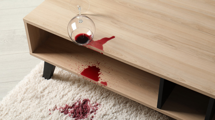 Gyakori baleset, hogy a vörösbor kiömlik a szőnyegre vagy a ruhára / Fotó: Shutterstock 