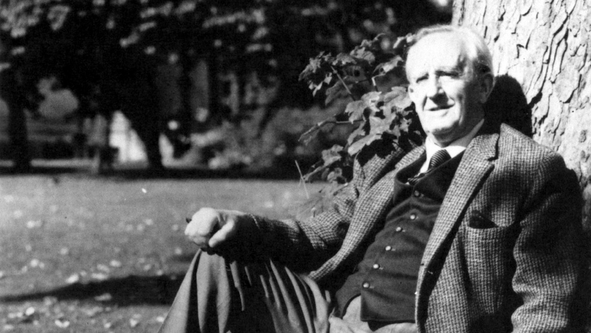 25 marca obchodzimy Światowy Dzień Czytania Tolkiena. Ten angielski pisarz znany jest przede wszystkim jako autor "Władcy Pierścieni" - trylogii, która zyskała rzesze fanów na całym świecie.