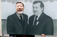 Yoshiho Umeda na zdjęciu zrobionym w ramach akcji upamiętniającej wybory z 4 czerwca 1989 r., Warszawa, maj 2009 r.