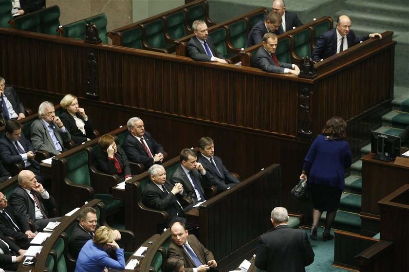 Kaczyński sam się przerobił! Siedzi koło Tuska!