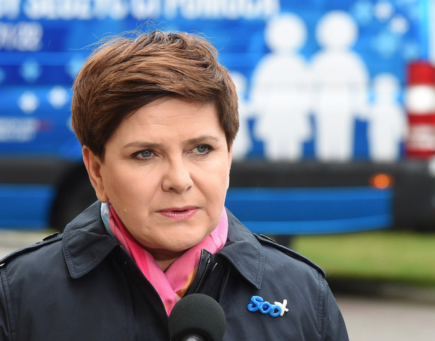 Premier Beata Szydło przed KPRM podczas konferencji prasowej inaugurującej działanie programu "Rodzina 500 plus"