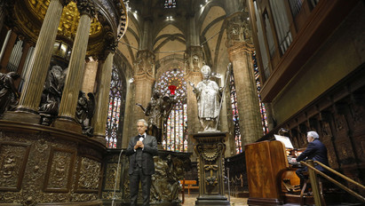 Az üres milánói dómban adott rendkívüli húsvéti koncertet Andrea Bocelli