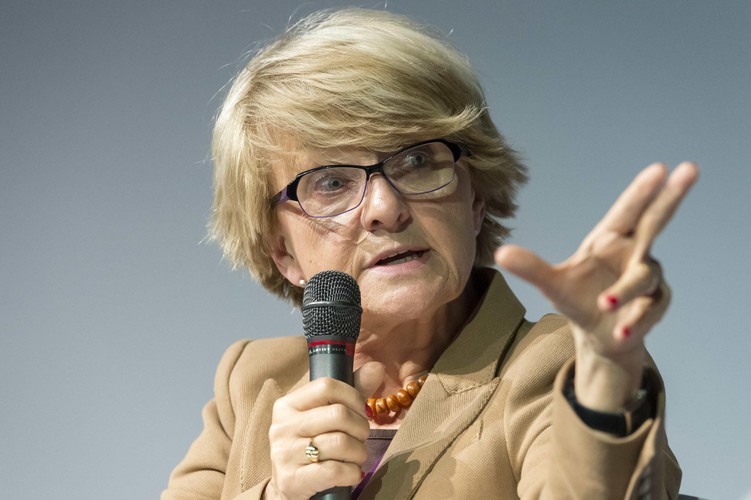 <b>2. Danuta Hübner</b>
<br>
<br>
Liczy sie nie tylko w Polsce, ale także w Brukseligdzie do niedawna pełniła funkcję unijnej Komisarz UE ds. Polityki Regionalnej. To ona współdecydowała o tym, jak zostaną rozdysponowane unijne pieniądze na lata 2007-2013. 
<br>
Obecnie związana z Platformą Obywatelską, chociaż w przeszłości był związana z SLD - najpierw jako szefowa kancelarii prezydenta Aleksandra Kwaśniewskiego, a potem szefowa urzędu integracji europejskiej w rządzie Leszka Millera.